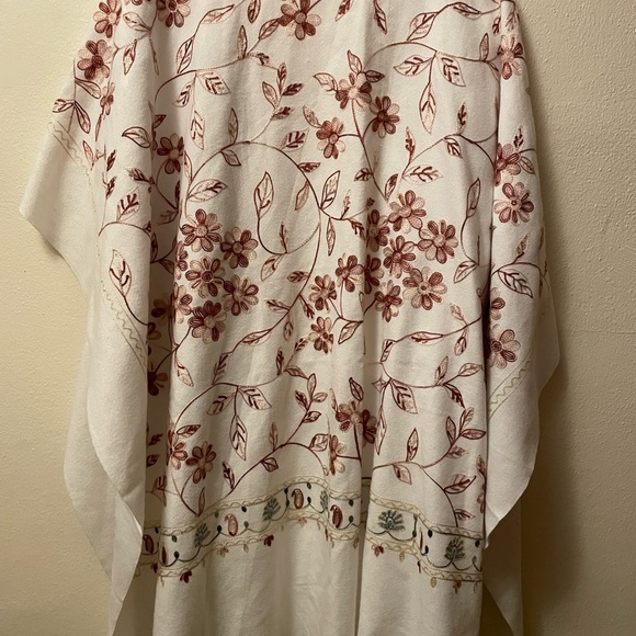 NEW. Beautiful Rachel Zoe Cream Floral Kimono/shawl/wrap - Picture 2 of 4